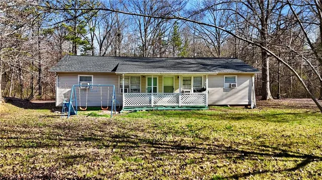 a view of a house with a yard
