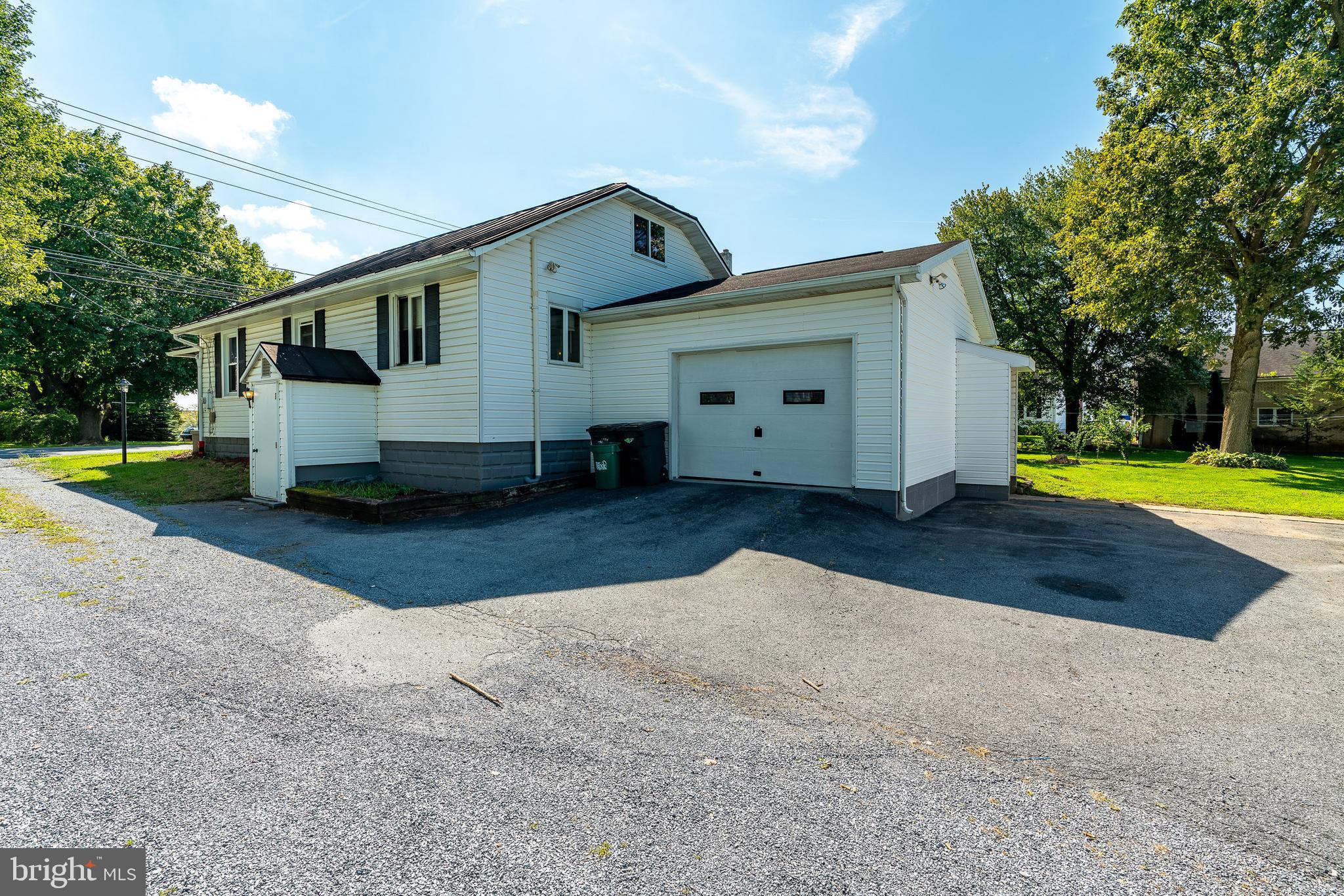 279 Maytown Road Elizabethtown, PA 17022 - Photo 9 of 36 Attached Garage