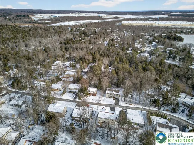 a view of a house with backyard