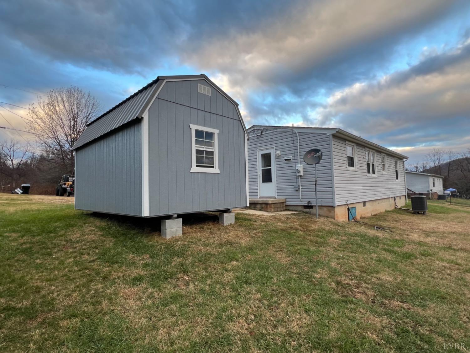 193 Ridgecrest Drive Monroe, VA 24574 - Photo 6 of 27 a backyard of a house