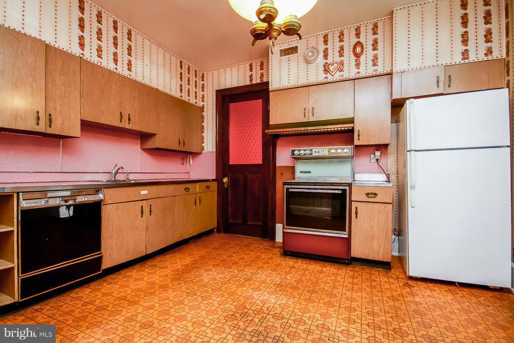 40 Rolling Rd. Baltimore, MD 21228 - Photo 13 of 30 Kitchen