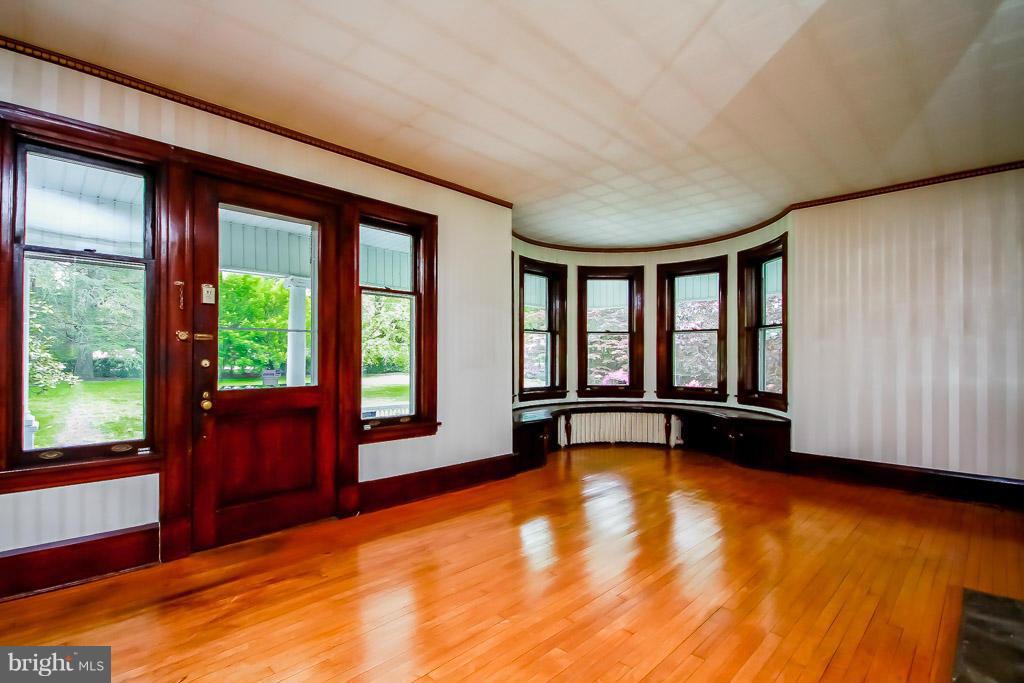 40 Rolling Rd. Baltimore, MD 21228 - Photo 3 of 30 Living Room