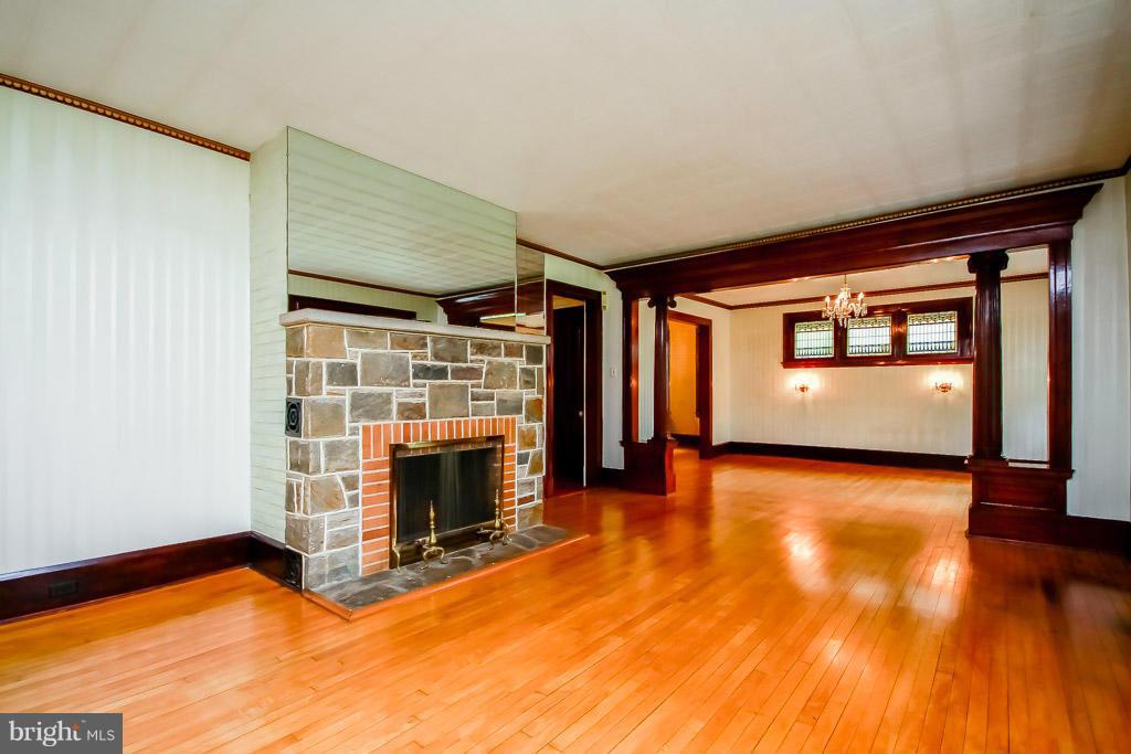 40 Rolling Rd. Baltimore, MD 21228 - Photo 6 of 30 Living Room