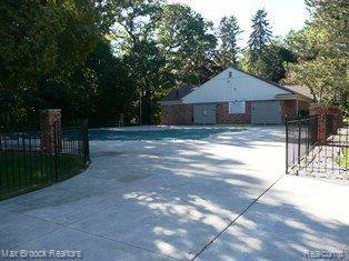 1385 Paddle Wheel Lane, Unit 50 Rochester, MI 48306 - Photo 20 of 21 Community Pool