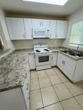 $2,400 | 814 39th Street, West Palm Beach, FL 33407