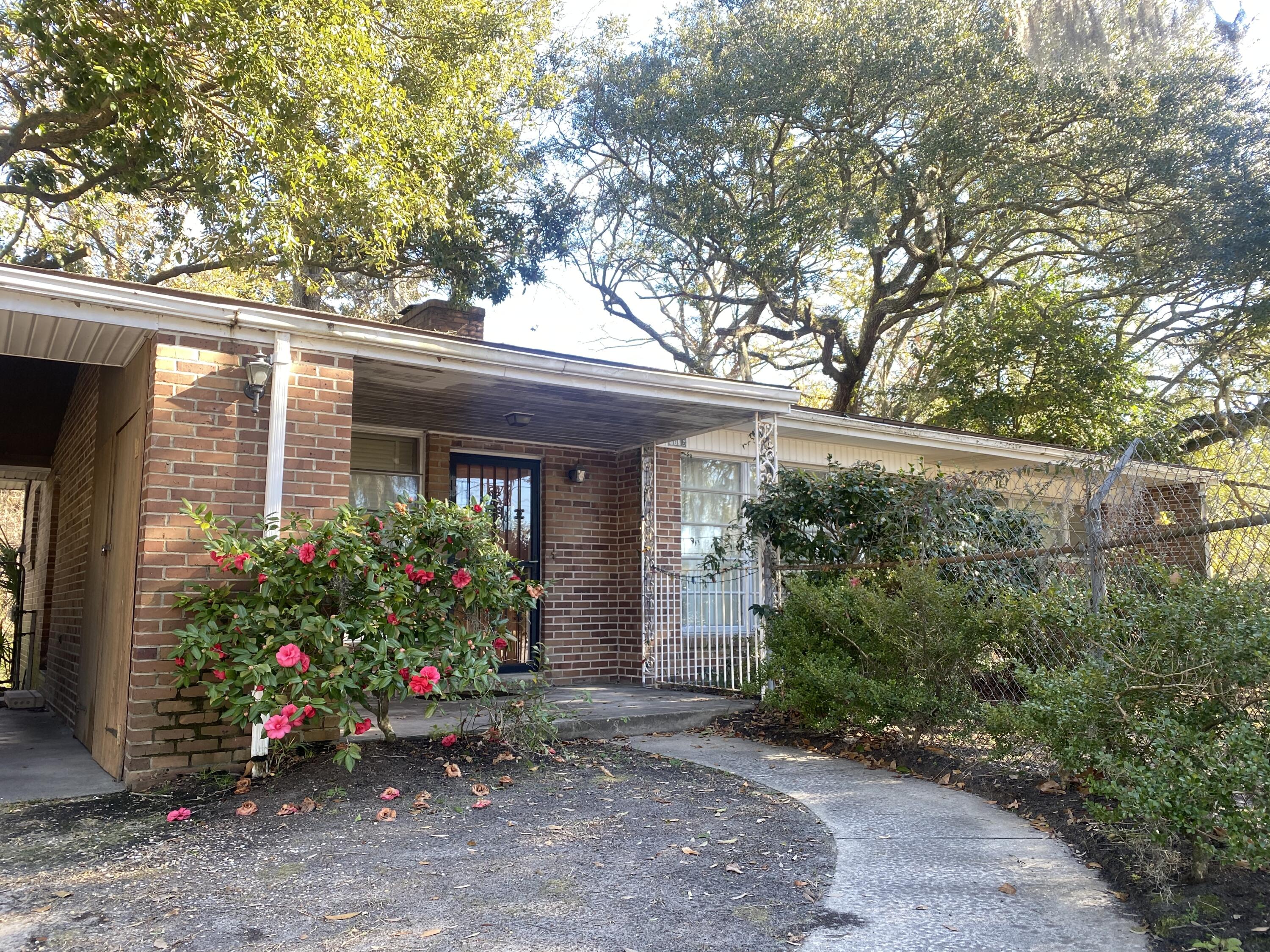 1136 Old Towne Road Charleston, SC 29407 - Photo 2 of 13 Photo Jan 29, 10 08 00 AM