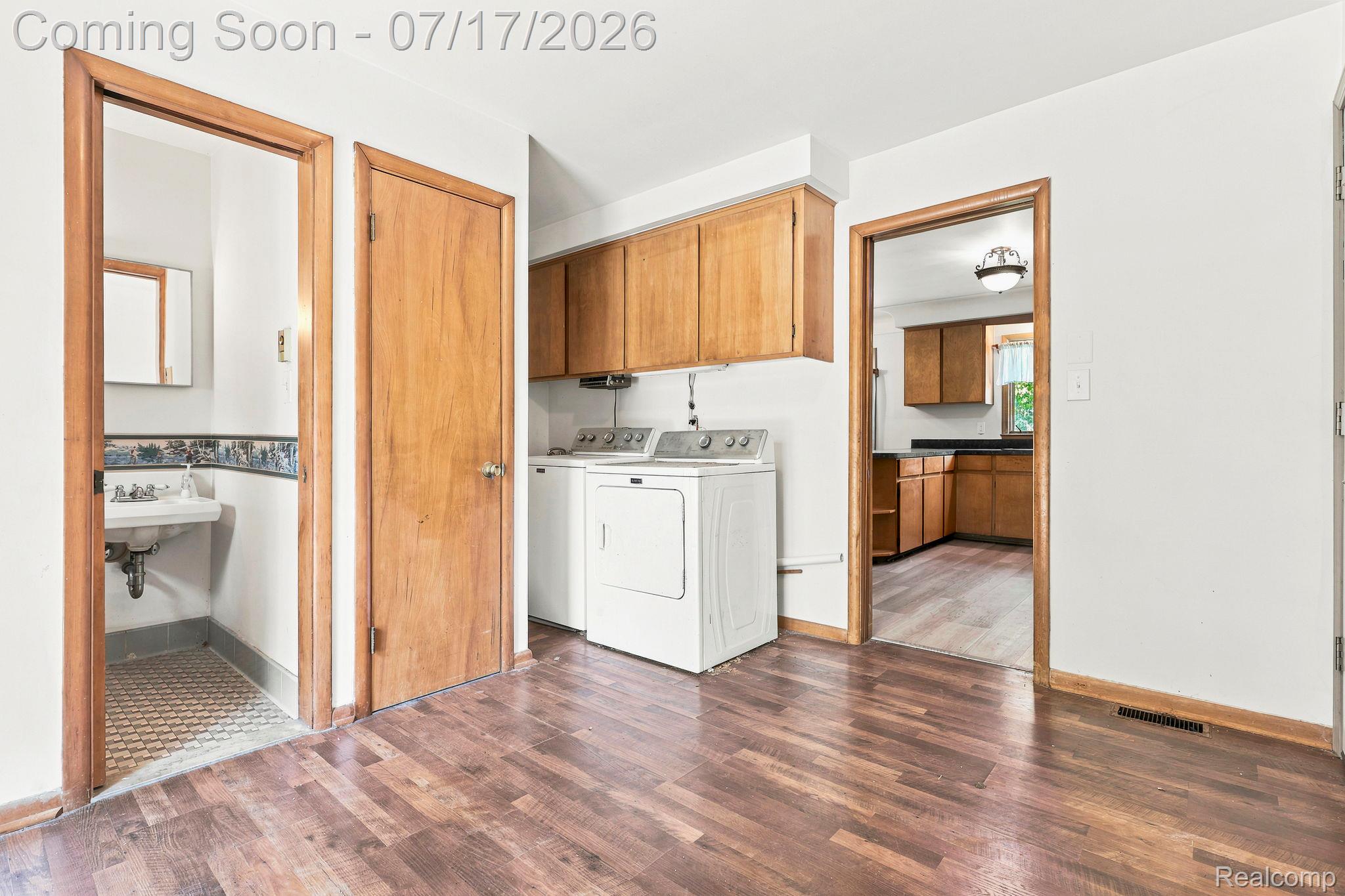 9805 Dolan Road Columbus, MI 48063 - Photo 8 of 39 Expansive wood-finish flooring throughout