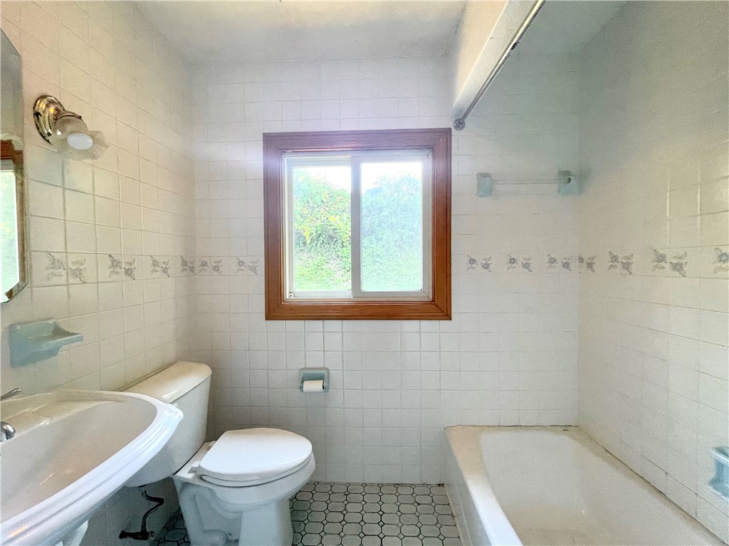 404 Highland Road Tiverton, RI 02878 - Photo 15 of 20