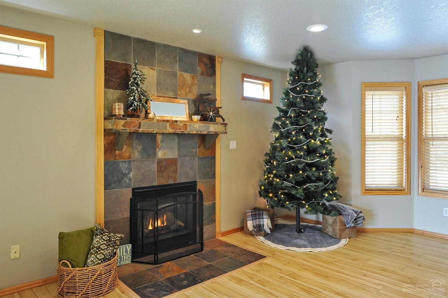 20584 Dylan Loop Bend, OR 97702 - Photo 4 of 20 All dressed up for the holidays!