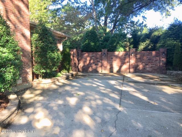 7811 Crown Top Road Louisville, KY 40241 - Photo 29 of 32 Driveway w accent wall