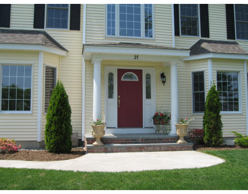 27 Mohawk Path Holliston, MA 01746 - Photo 3 of 23 Gallery Image 3