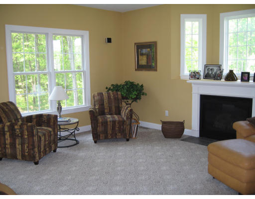 27 Mohawk Path Holliston, MA 01746 - Photo 9 of 23 Gallery Image 9