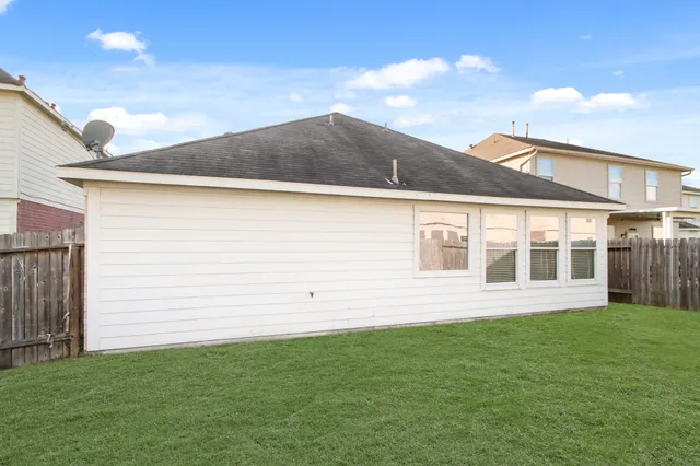 a view of a house with a backyard