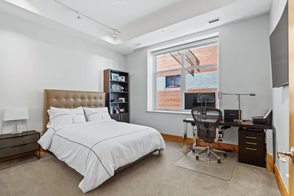 $5,450 | 1313 North Franklin Place, Unit 406, Milwaukee, WI 53202