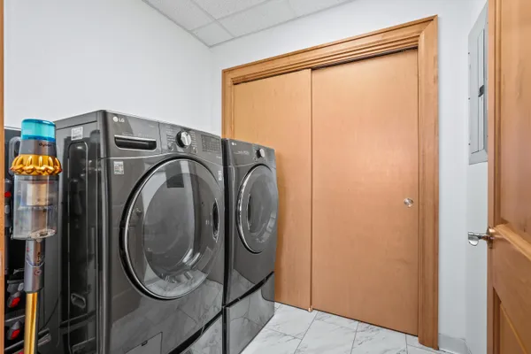 $5,450 | 1313 North Franklin Place, Unit 406, Milwaukee, WI 53202