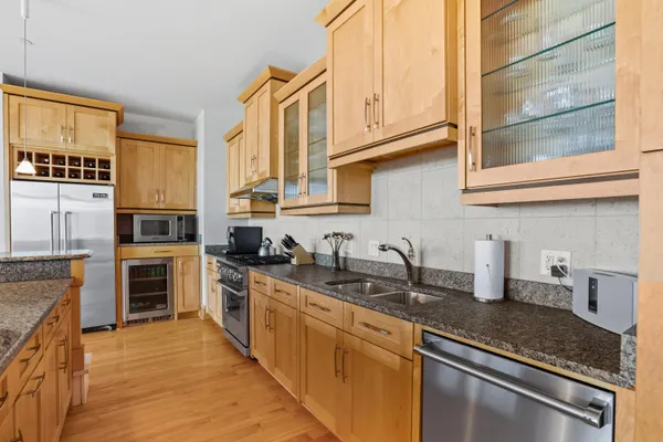 $5,450 | 1313 North Franklin Place, Unit 406, Milwaukee, WI 53202