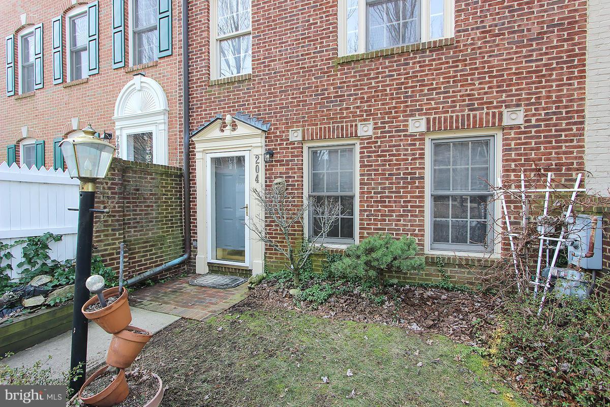 204 Ridgepoint Place Gaithersburg, MD 20878 - Photo 4 of 30 Exterior (Front)