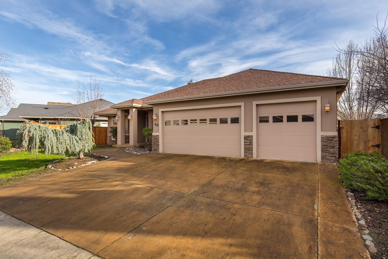 946 Pumpkin Ridge Eagle Point, OR 97524 - Photo 3 of 31 a front view of a house with a yard and garage