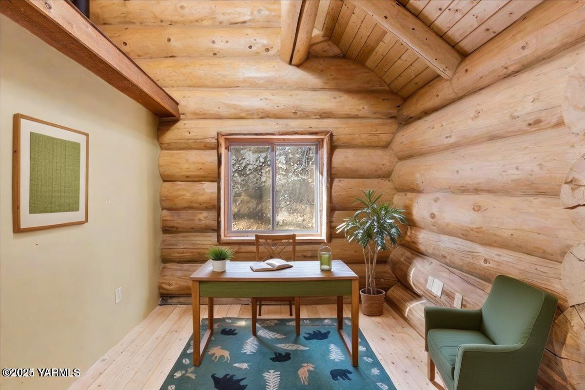 4492 Nile Road Naches, WA 98937 - Photo 20 of 38 a balcony with furniture and a potted plant