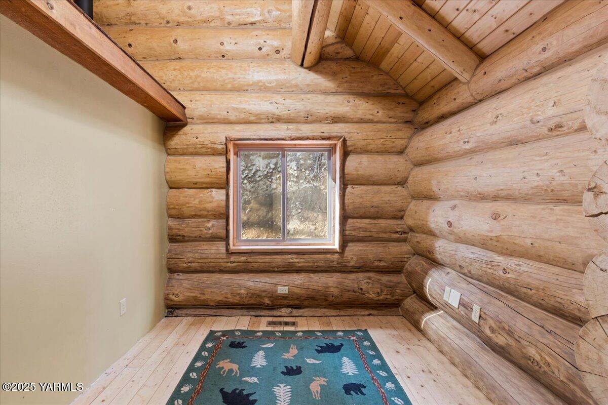4492 Nile Road Naches, WA 98937 - Photo 21 of 38 a bathroom with a window