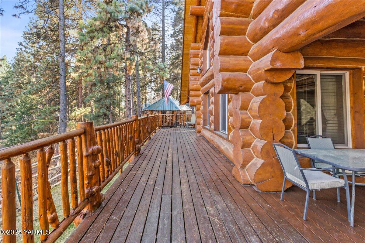 4492 Nile Road Naches, WA 98937 - Photo 29 of 38 a view of balcony with wooden floor and bench