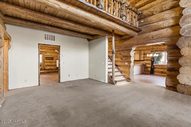 a view of a livingroom with closet