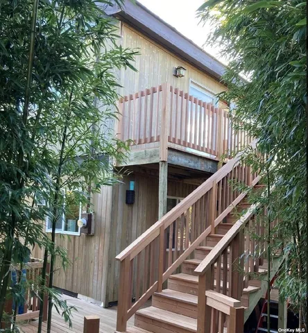 a view of entryway with wooden floor and fence