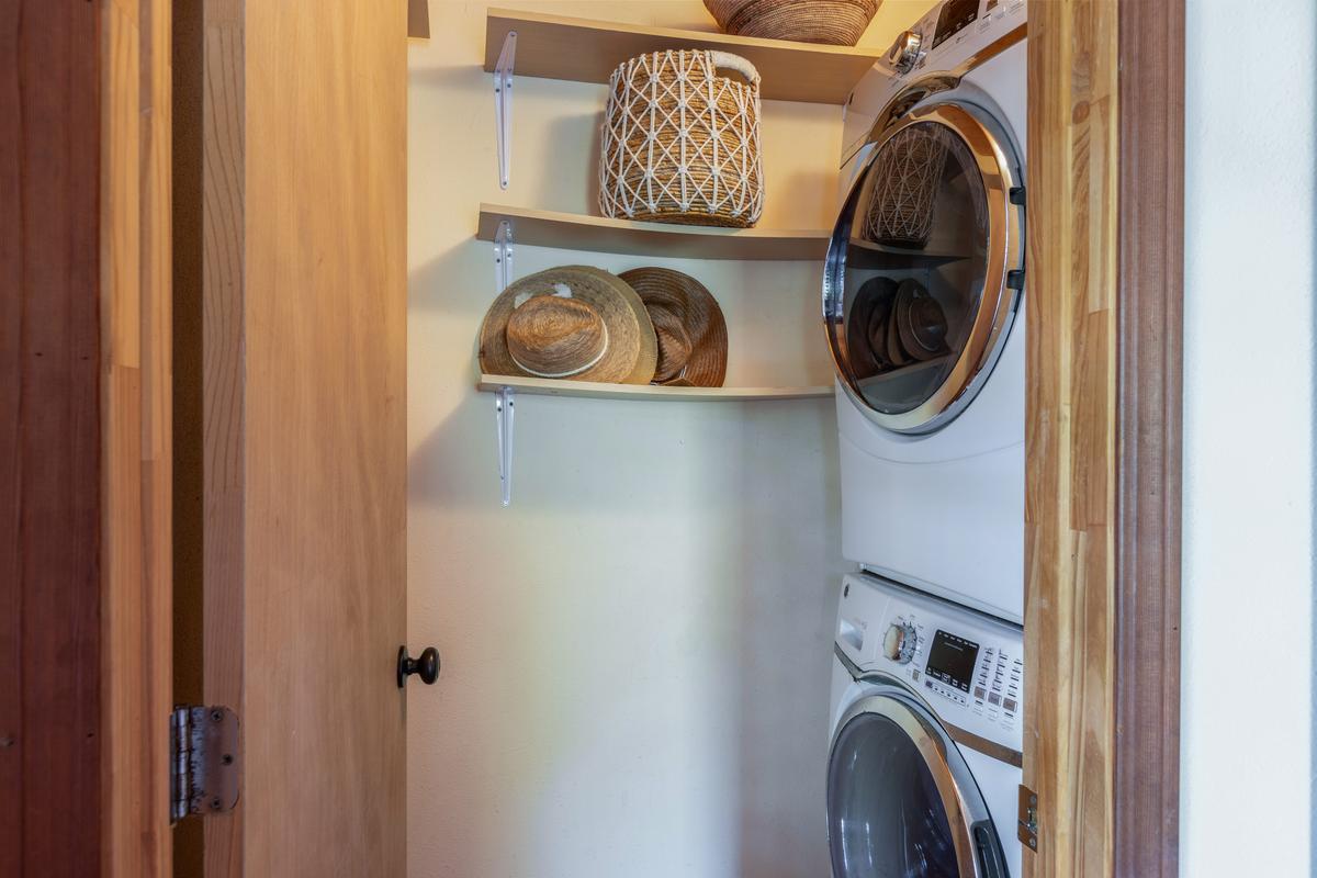 24 Off Moloaa Road Kilauea, HI 96754 - Photo 15 of 25 a utility room with dryer and washer