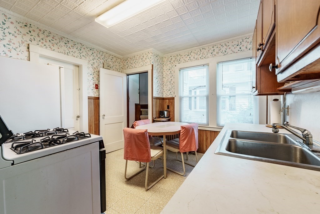 73 Sunapee Street Springfield, MA 01108 - Photo 14 of 40