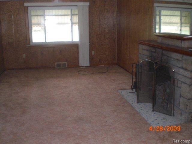 7215 Stephens Road Center Line, MI 48015 - Photo 4 of 8 living room