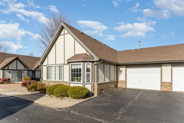 $239,900 | 1804 Willow Cir Drive, Unit 1804, Crest Hill, IL 60403