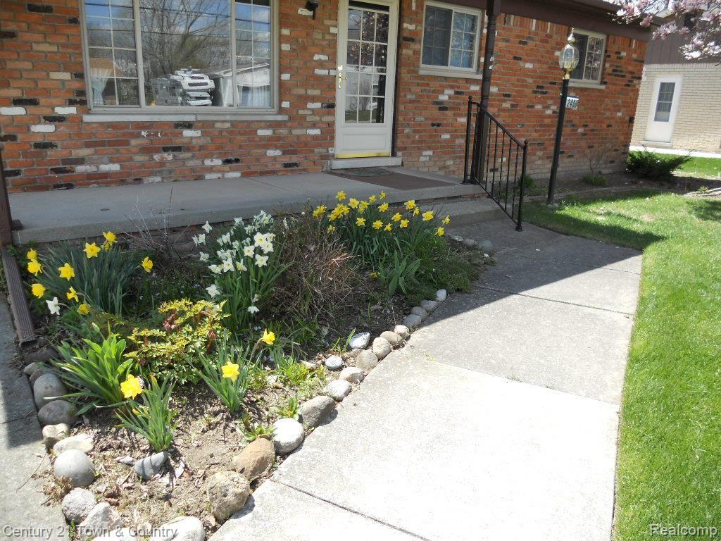 2406 Oakcrest Road Sterling Heights, MI 48310 - Photo 2 of 29 DSCN2148.jpg