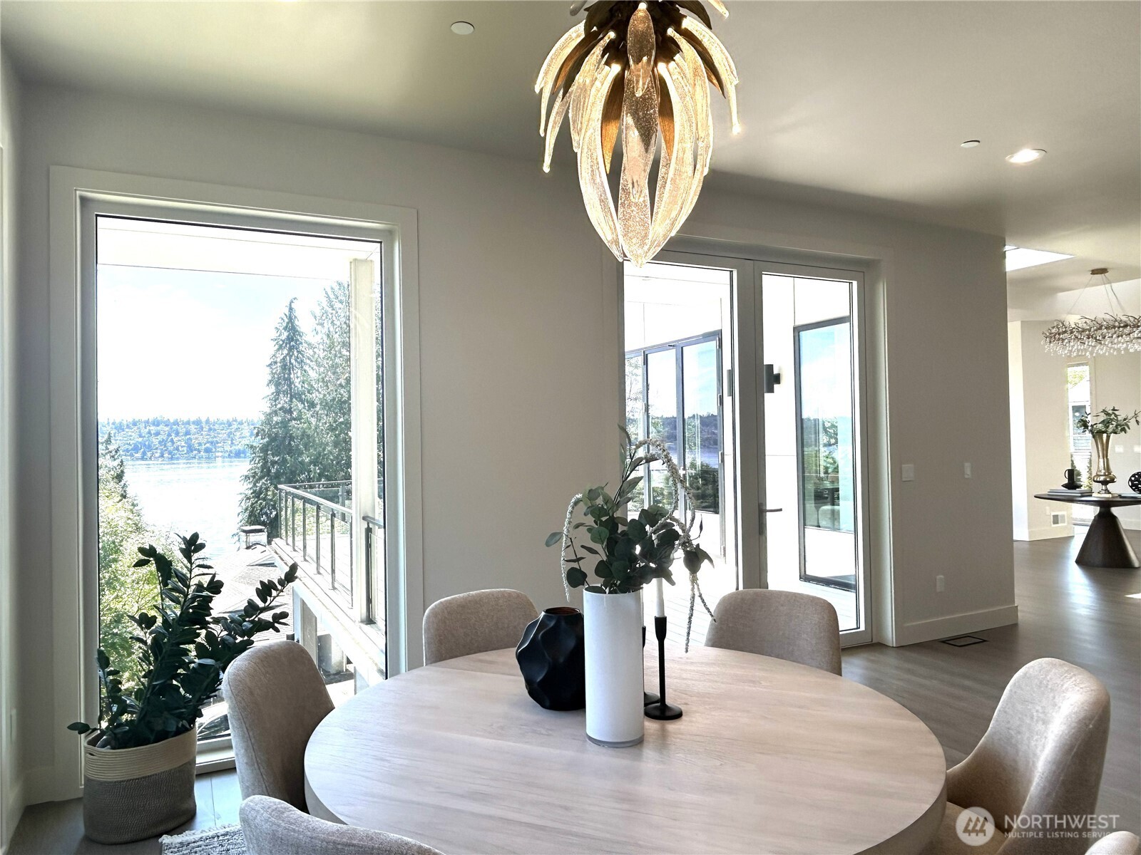 8243 West Mercer Way Mercer Island, WA 98040 - Photo 10 of 37