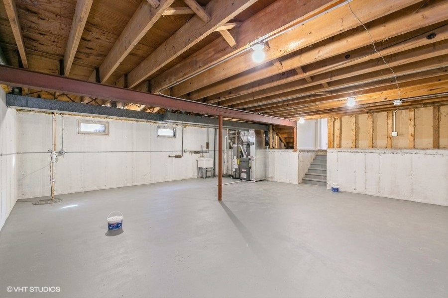 560 Linden Road Frankfort, IL 60423 - Photo 14 of 15 a view of a garage