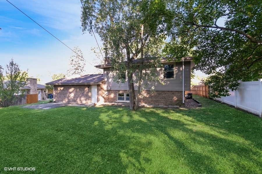 560 Linden Road Frankfort, IL 60423 - Photo 15 of 15 a backyard of a house with table and chairs