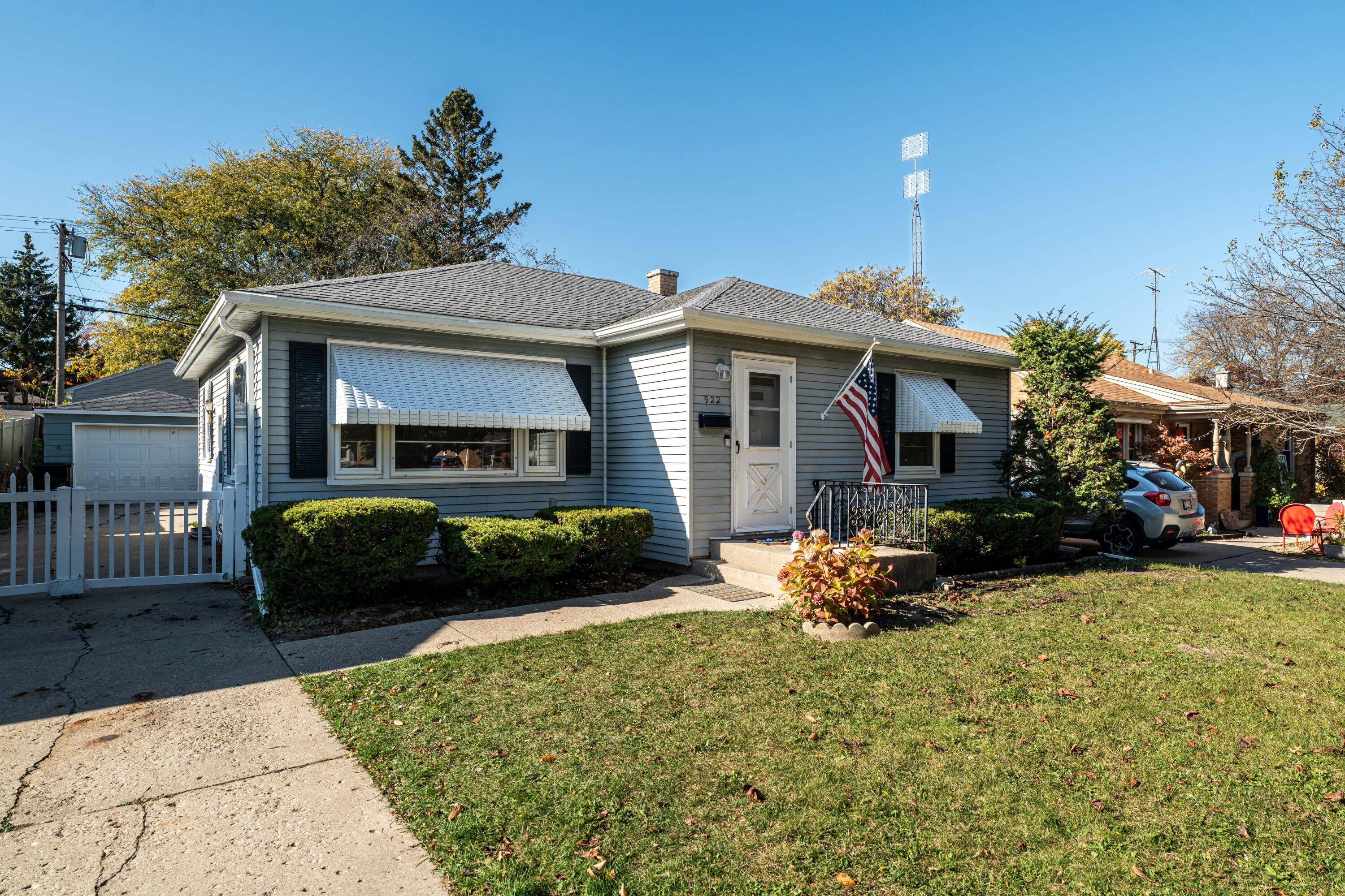 922 Oregon Street Racine, WI 53405 - Photo 1 of 1 Main Photo
