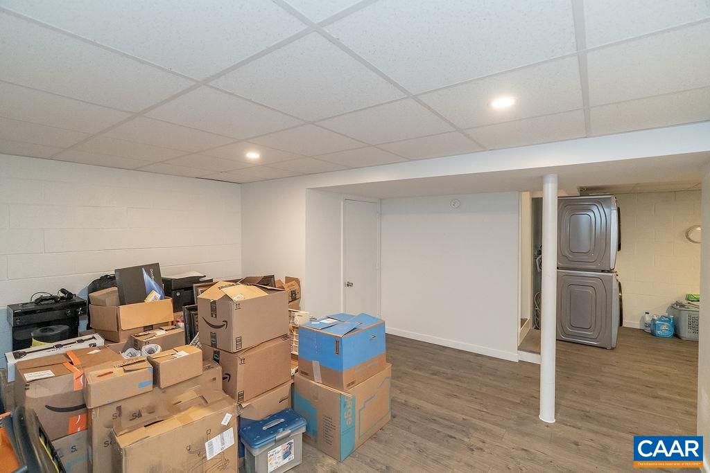 6920 Albevanna Spring Road Scottsville, VA 24590 - Photo 28 of 47 a room with furniture a wooden floor and a potted plant