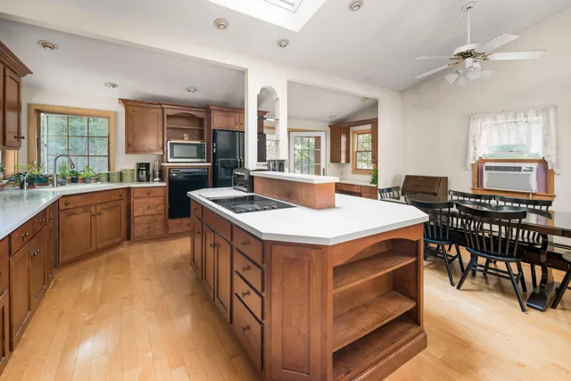 $599,999 | 31 Clay Hill Road, York, ME 03902