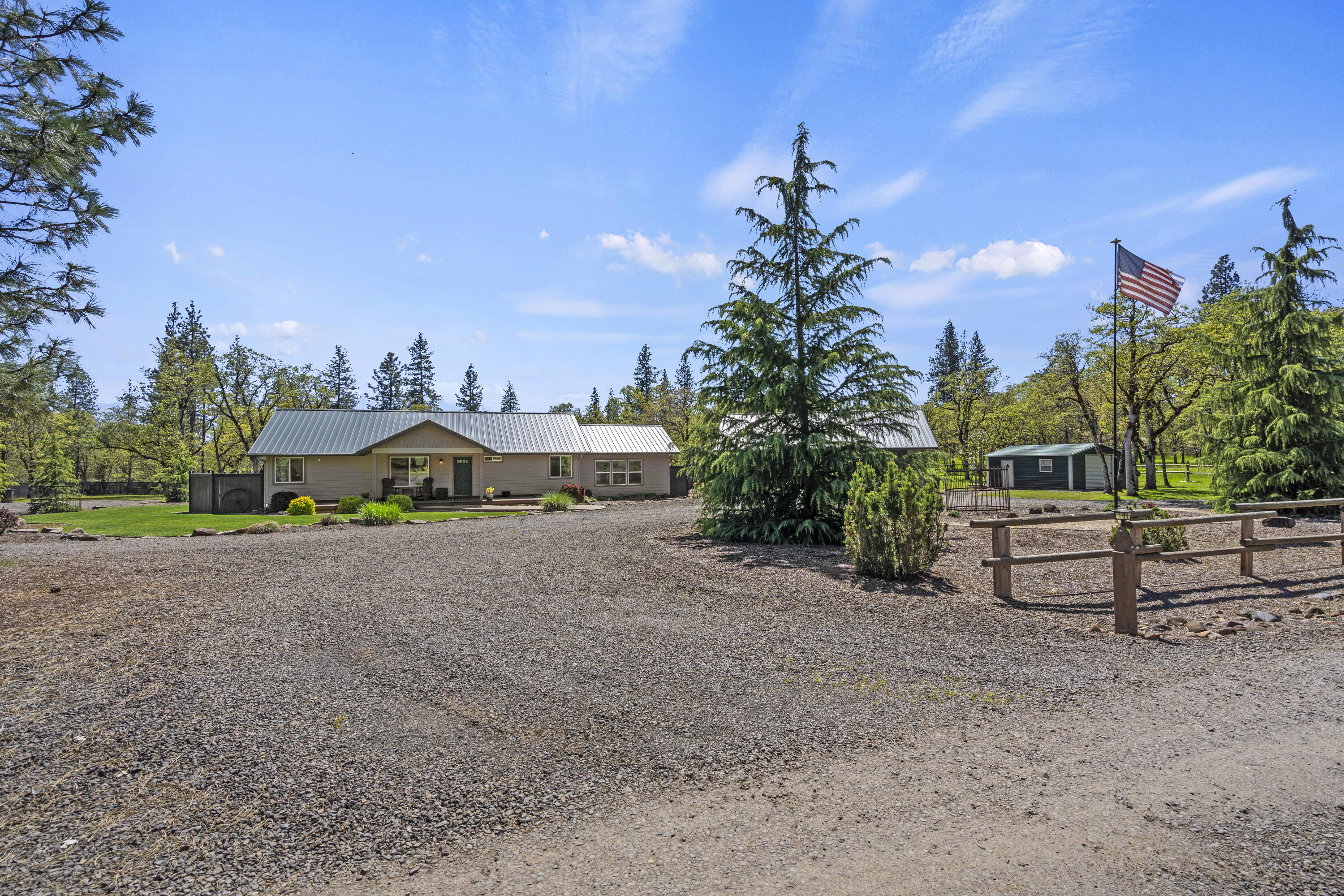 393 Bond Road Shady Cove, OR 97539 - Photo 3 of 40 Front View