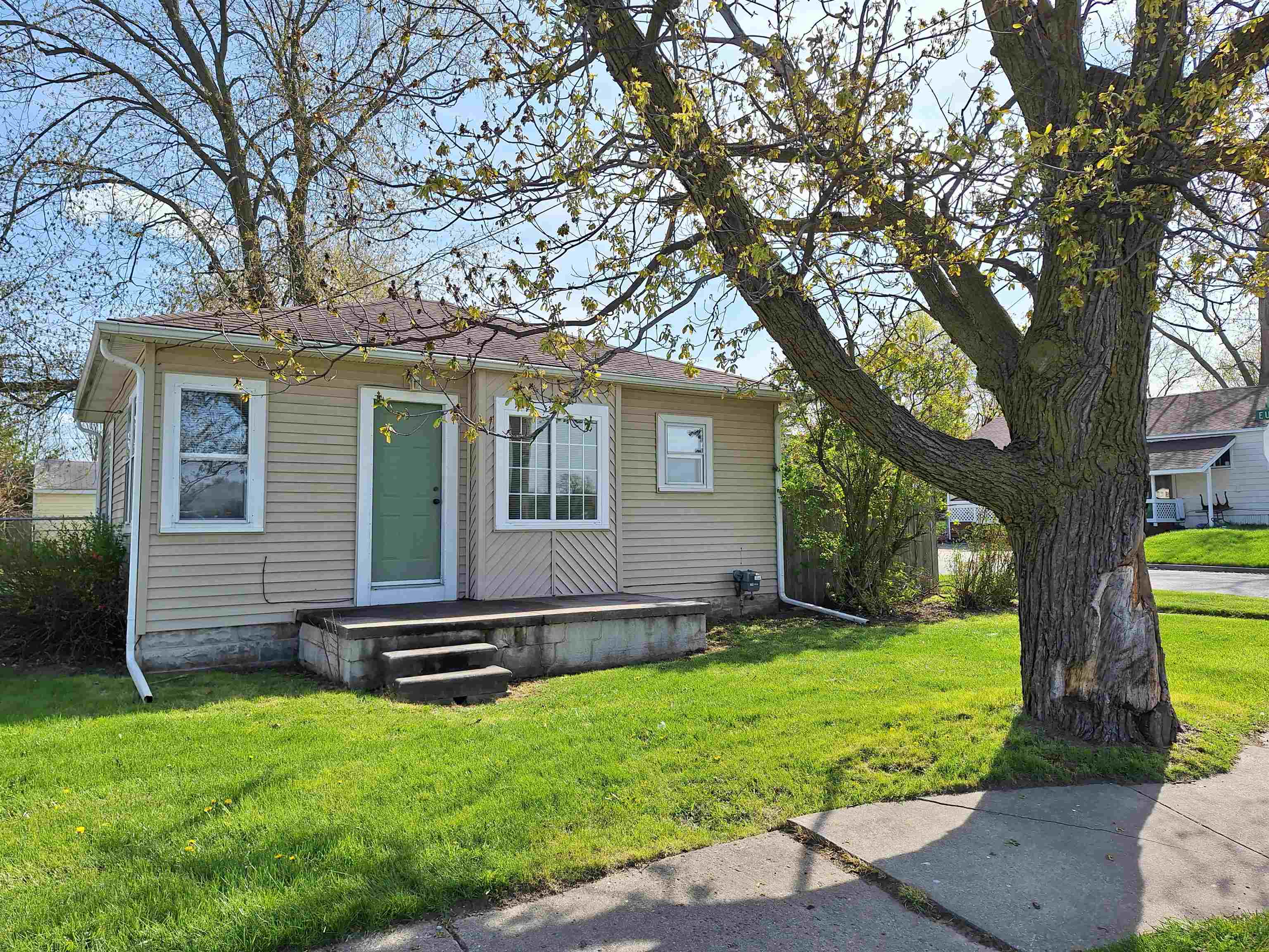 1216 Hemphill Road Burton, MI 48529 - Photo 1 of 15 50197637-a3ad6f69-2fd2-49ce-9d5d-5e3bb5e3b998.JPG