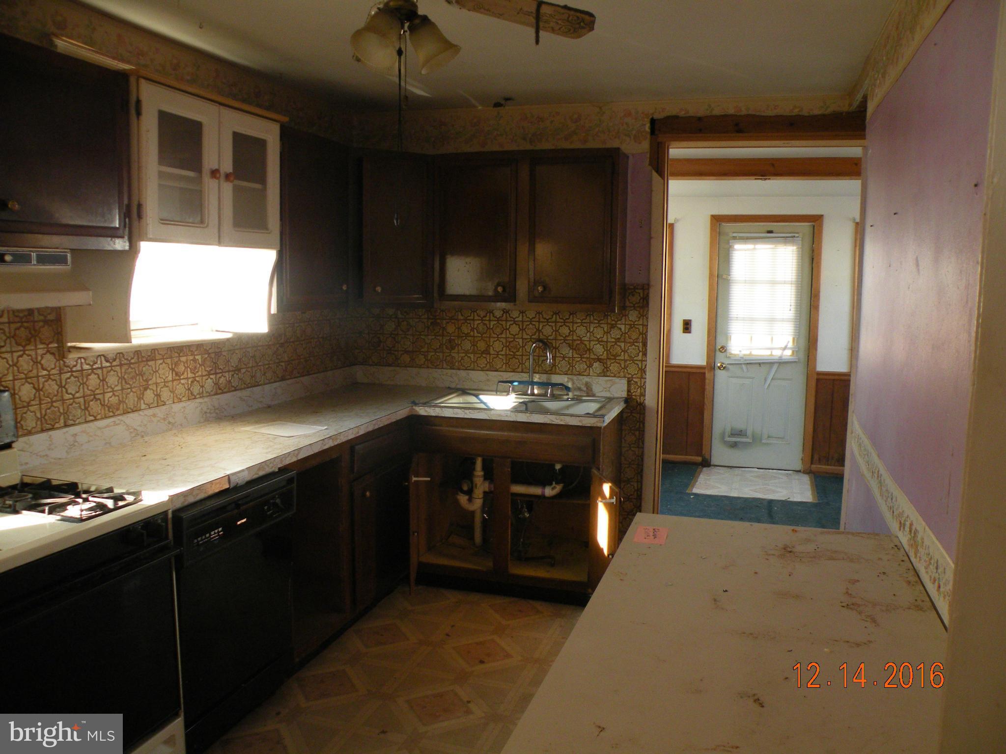 606 North Stuart Street Baltimore, MD 21221 - Photo 4 of 7 Kitchen