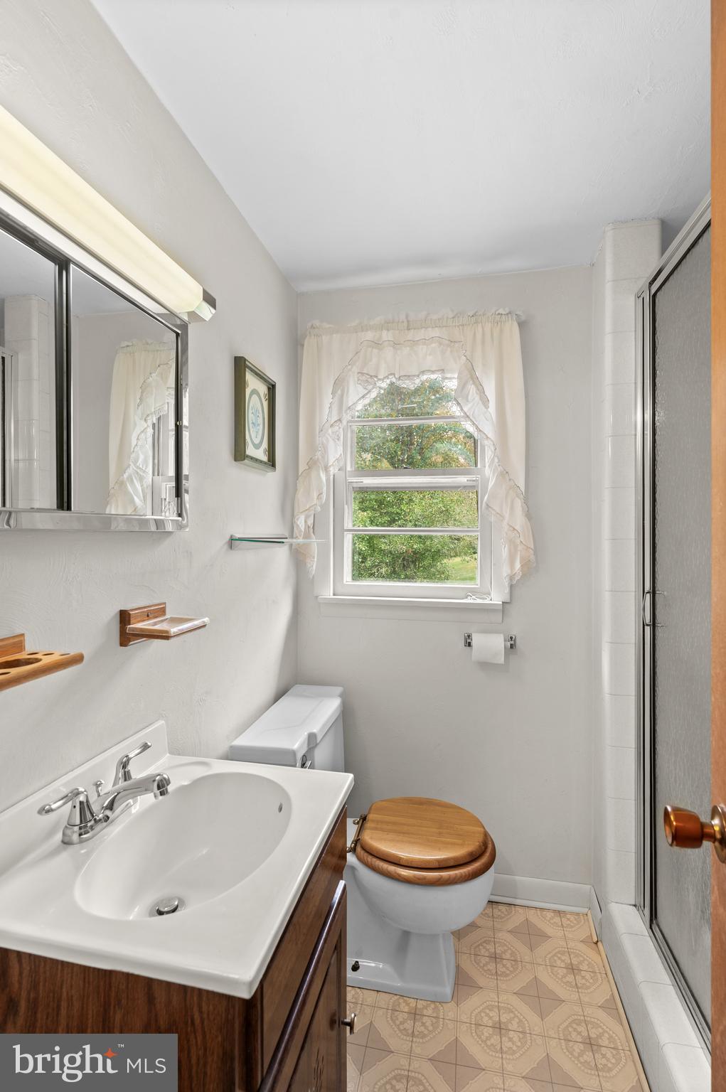 1622 Branch Road Perkasie, PA 18944 - Photo 28 of 40 2nd floor full bath