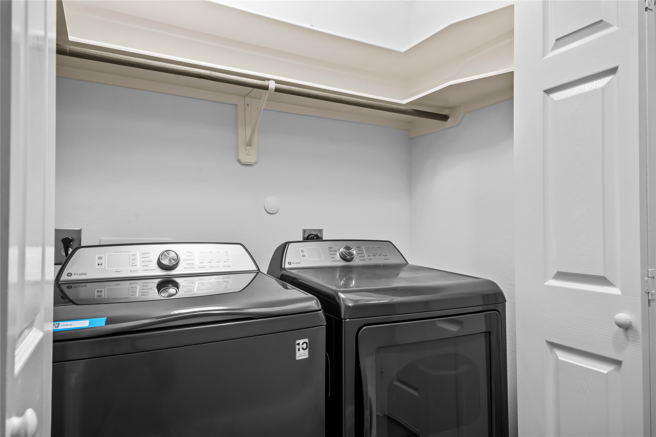 615 28th Street Dickinson, TX 77539 - Photo 21 of 34 a utility room with dryer and washer