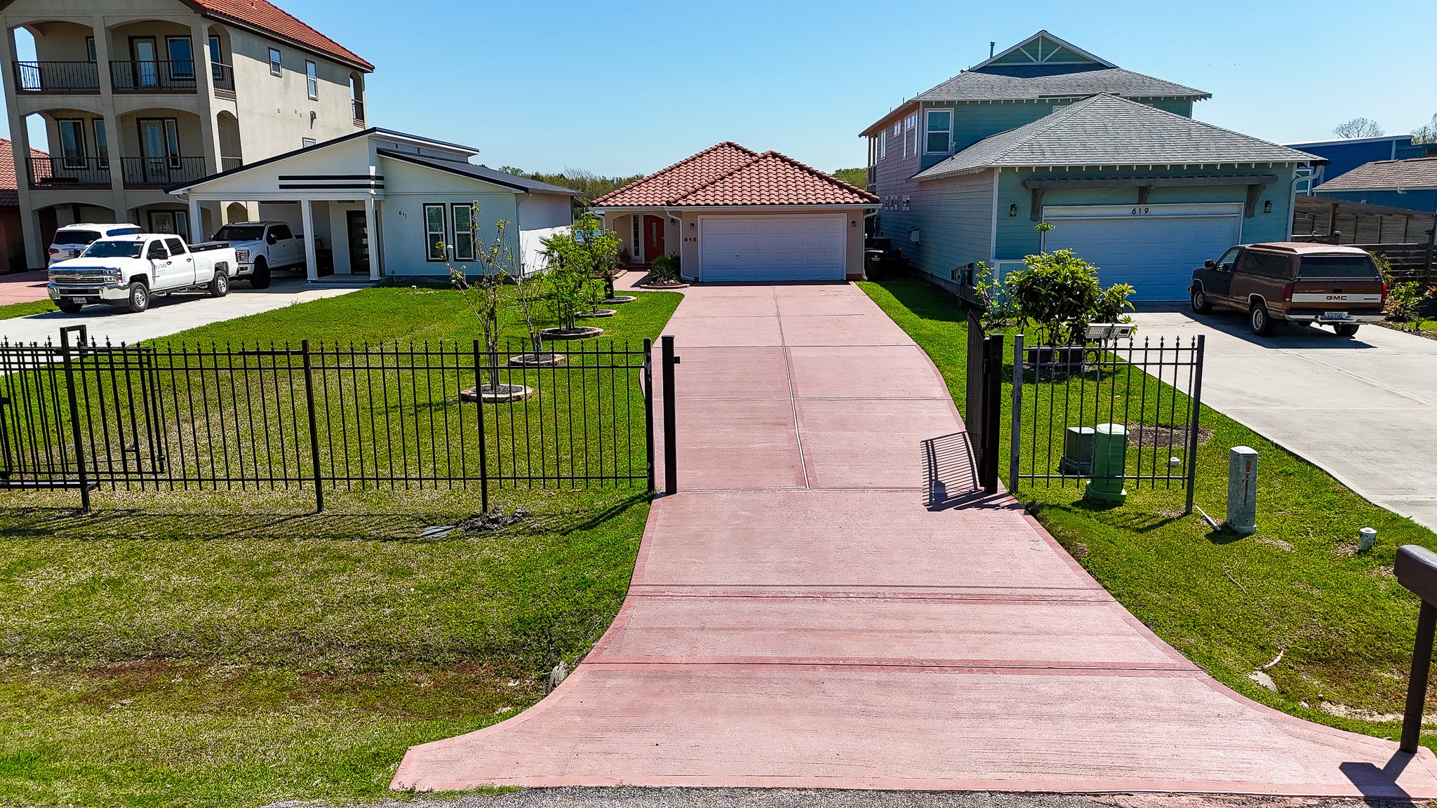 615 28th Street Dickinson, TX 77539 - Photo 34 of 34 a front view of a house with a garden and yard
