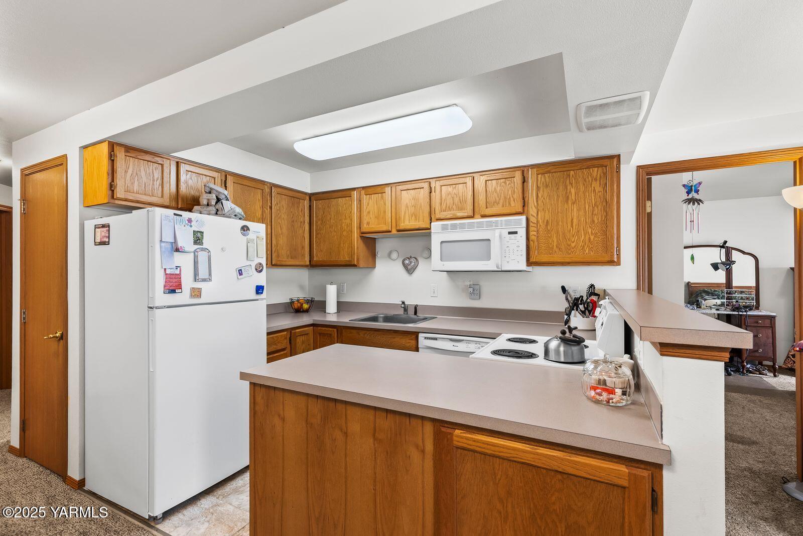 105 Peach Tree Lane, Unit 3 Yakima, WA 98908 - Photo 6 of 26 Kitchen