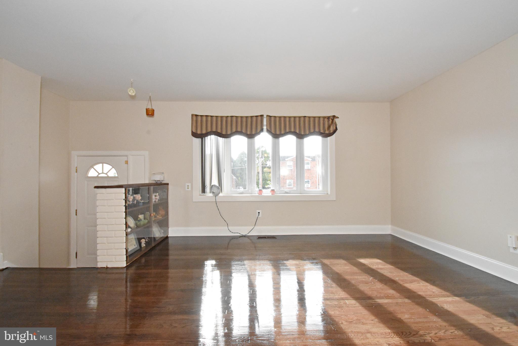 12410 Rambler Road Philadelphia, PA 19154 - Photo 2 of 36 Living -room