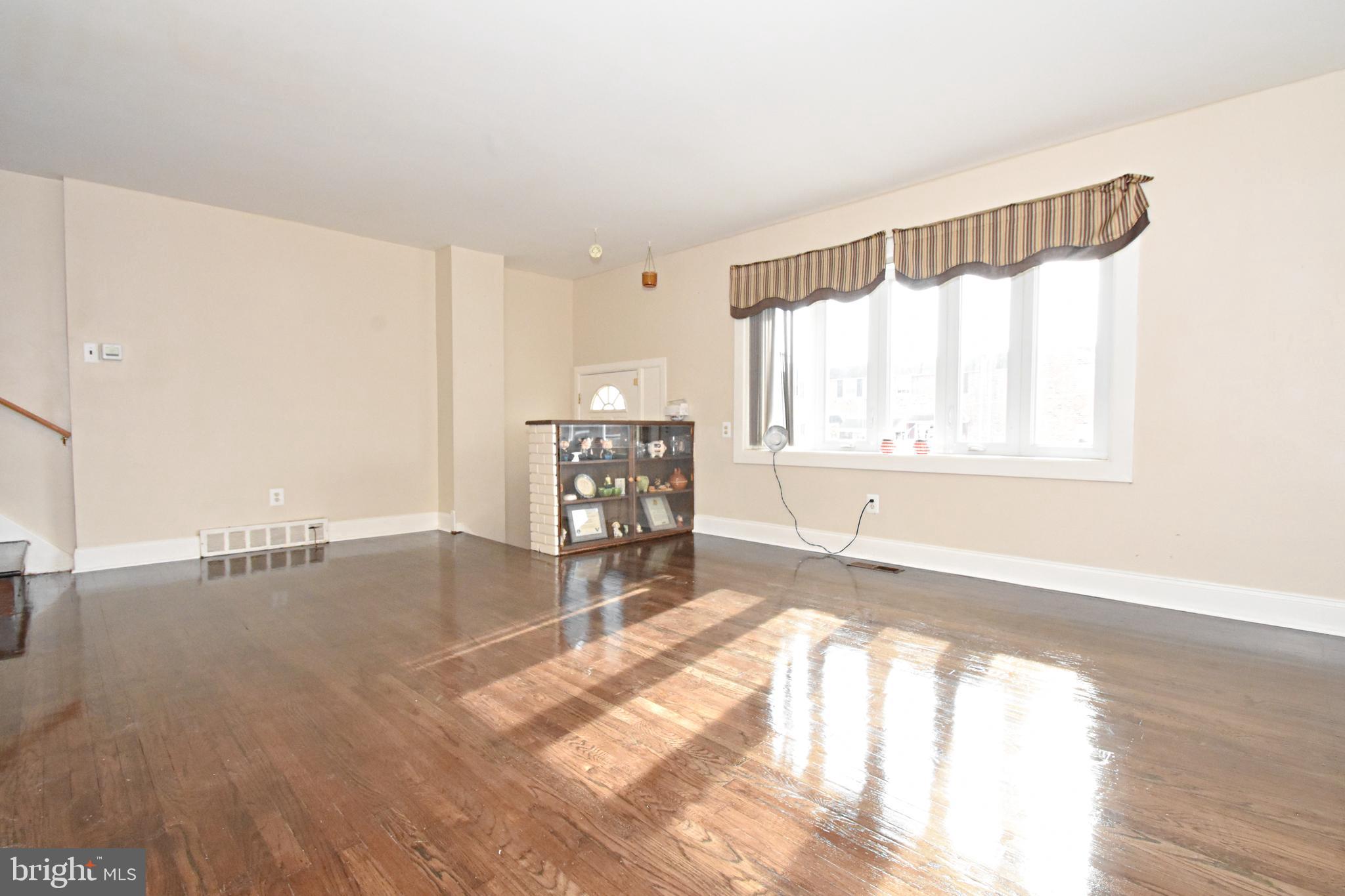 12410 Rambler Road Philadelphia, PA 19154 - Photo 5 of 36 Living-room