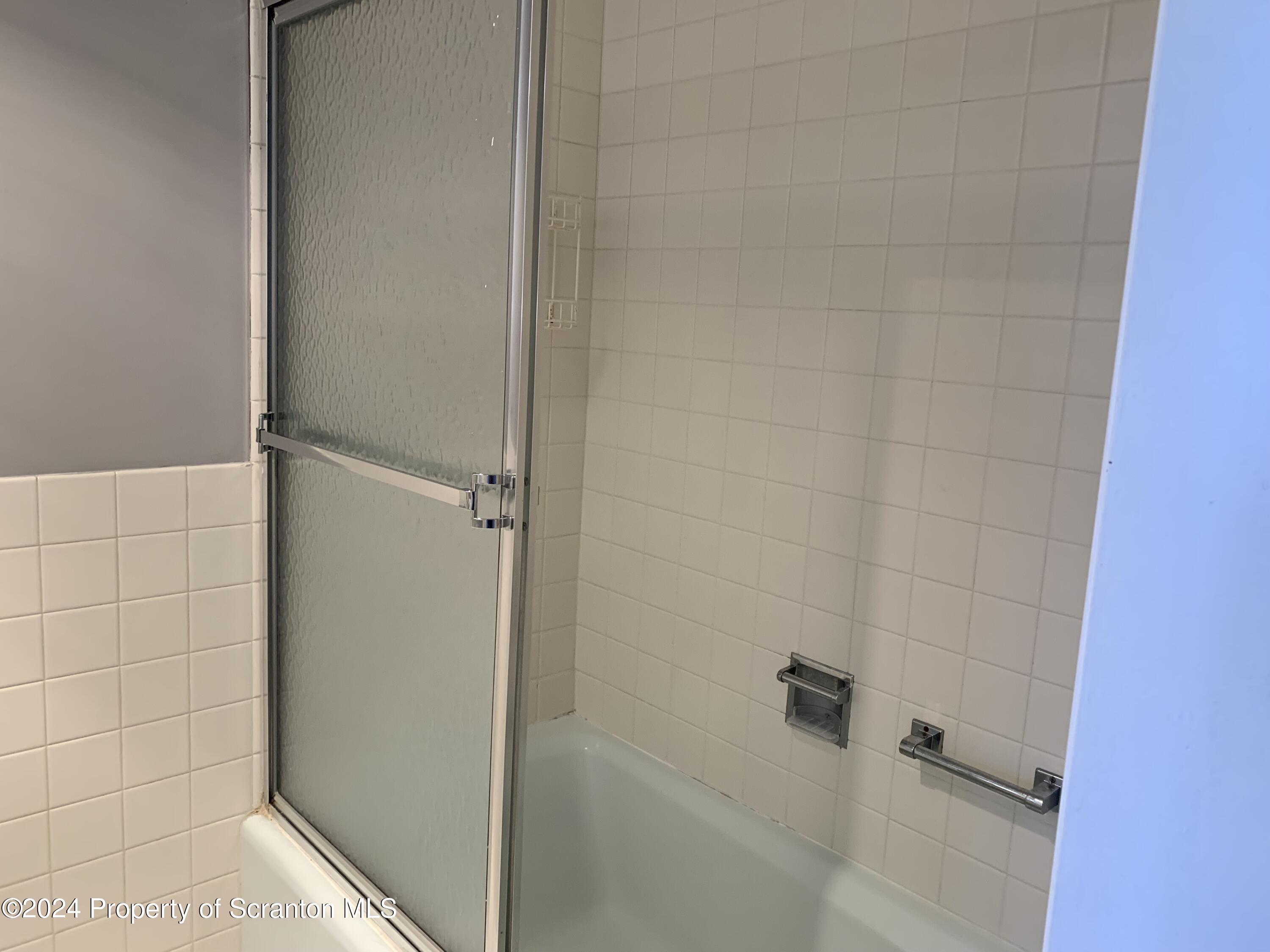 550 Clay Avenue, Unit 9B Scranton, PA 18510 - Photo 10 of 15 a bathroom with a bathtub