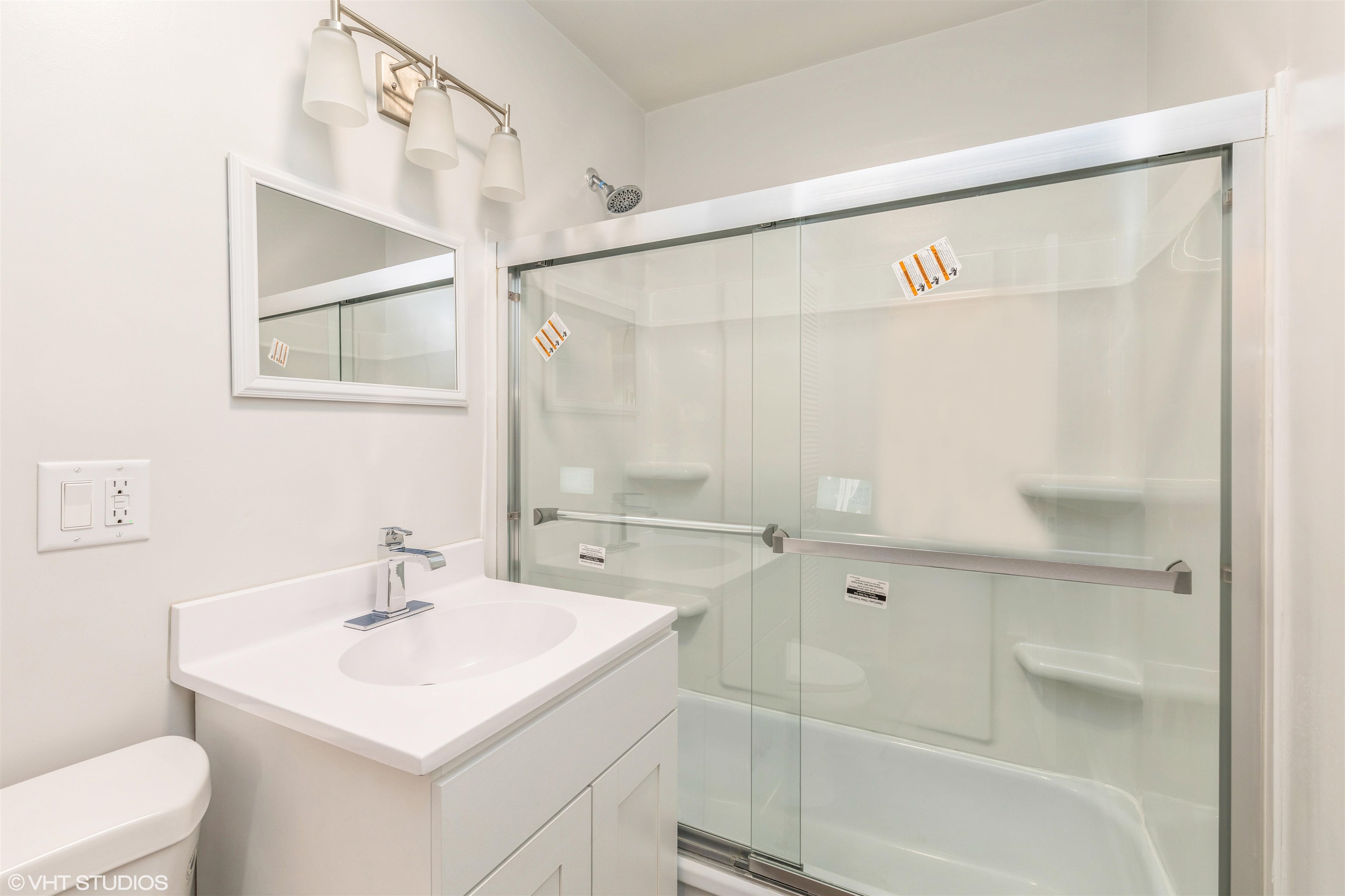 1931 Ridgeland Road Rockford, IL 61108 - Photo 11 of 26 a bathroom with a sink a toilet and a bathtub