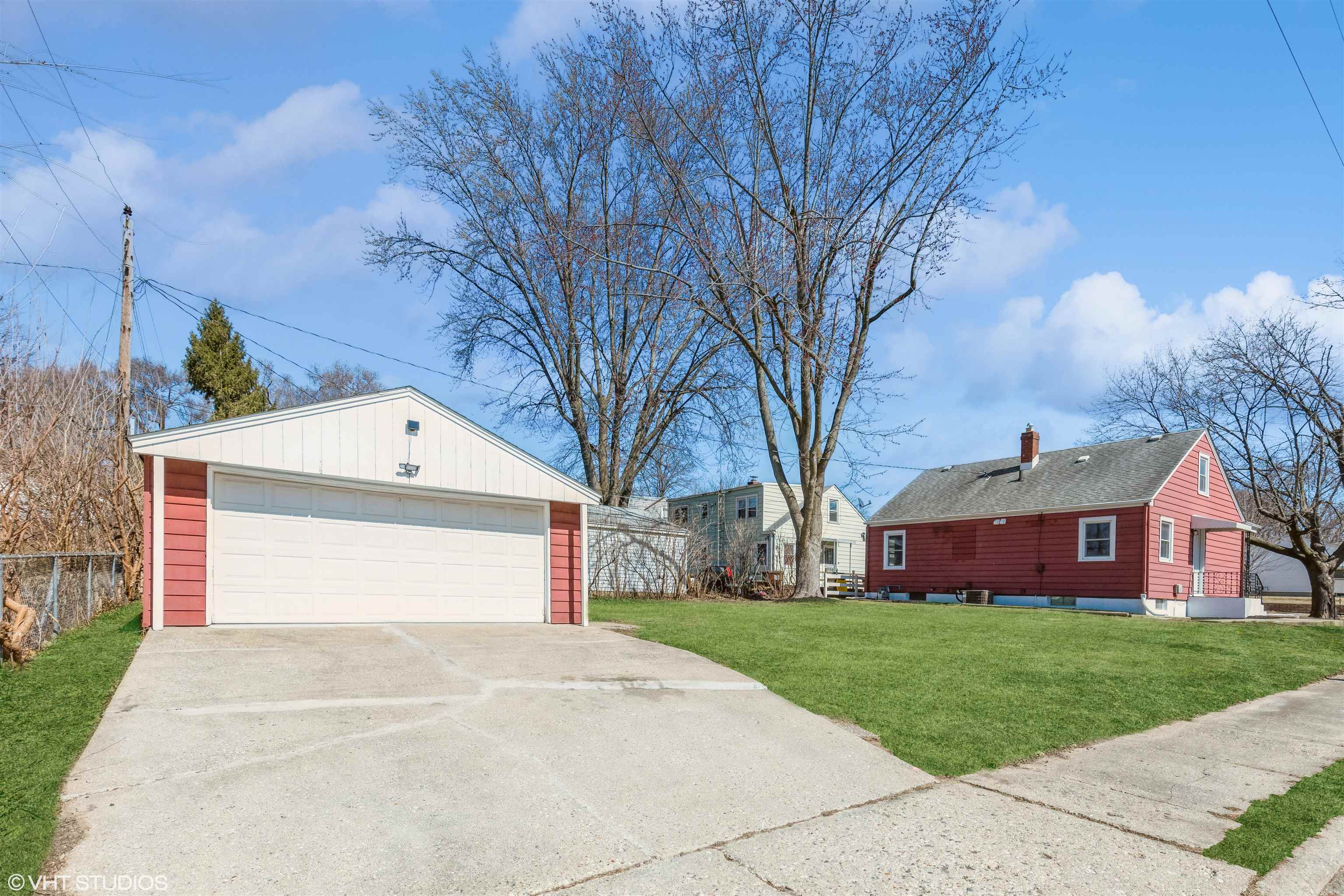 1931 Ridgeland Road Rockford, IL 61108 - Photo 4 of 26 a front view of house with yard and green space
